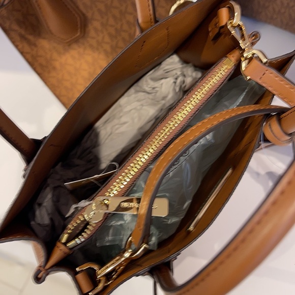 Michael Kors Mercer Medium Pebbled Leather Crossbody Bag - Picture 11 of 16